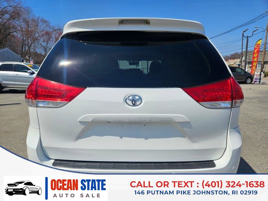 Used 2014 Toyota Sienna XLE w/ Entertainment Package FWD image 4