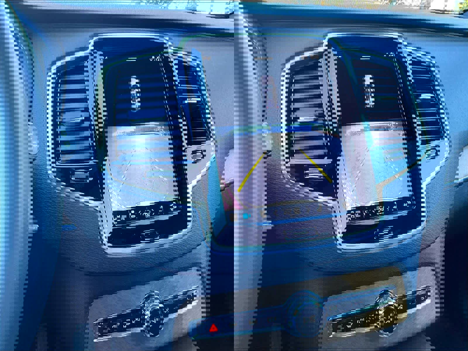 Used 2023 Volvo XC90 T8 Plus image 24