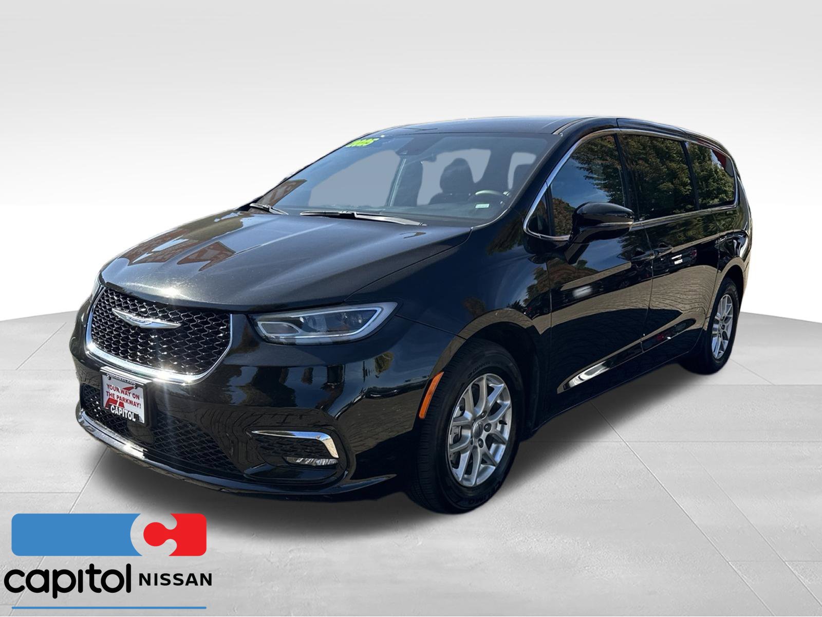 Used 2025 Chrysler Pacifica Select