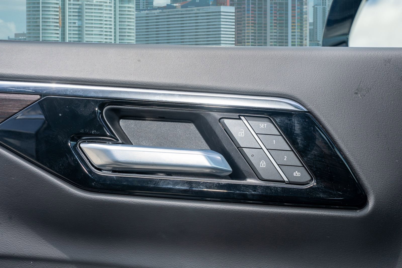 Used 2025 Chevrolet Tahoe LT image 29