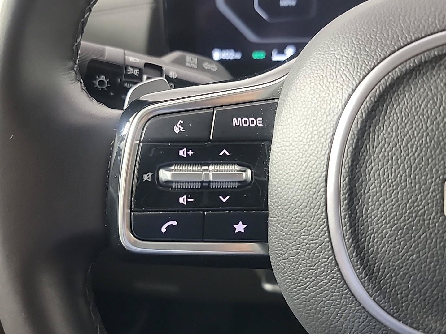 Used 2025 Kia Carnival SX FWD image 30
