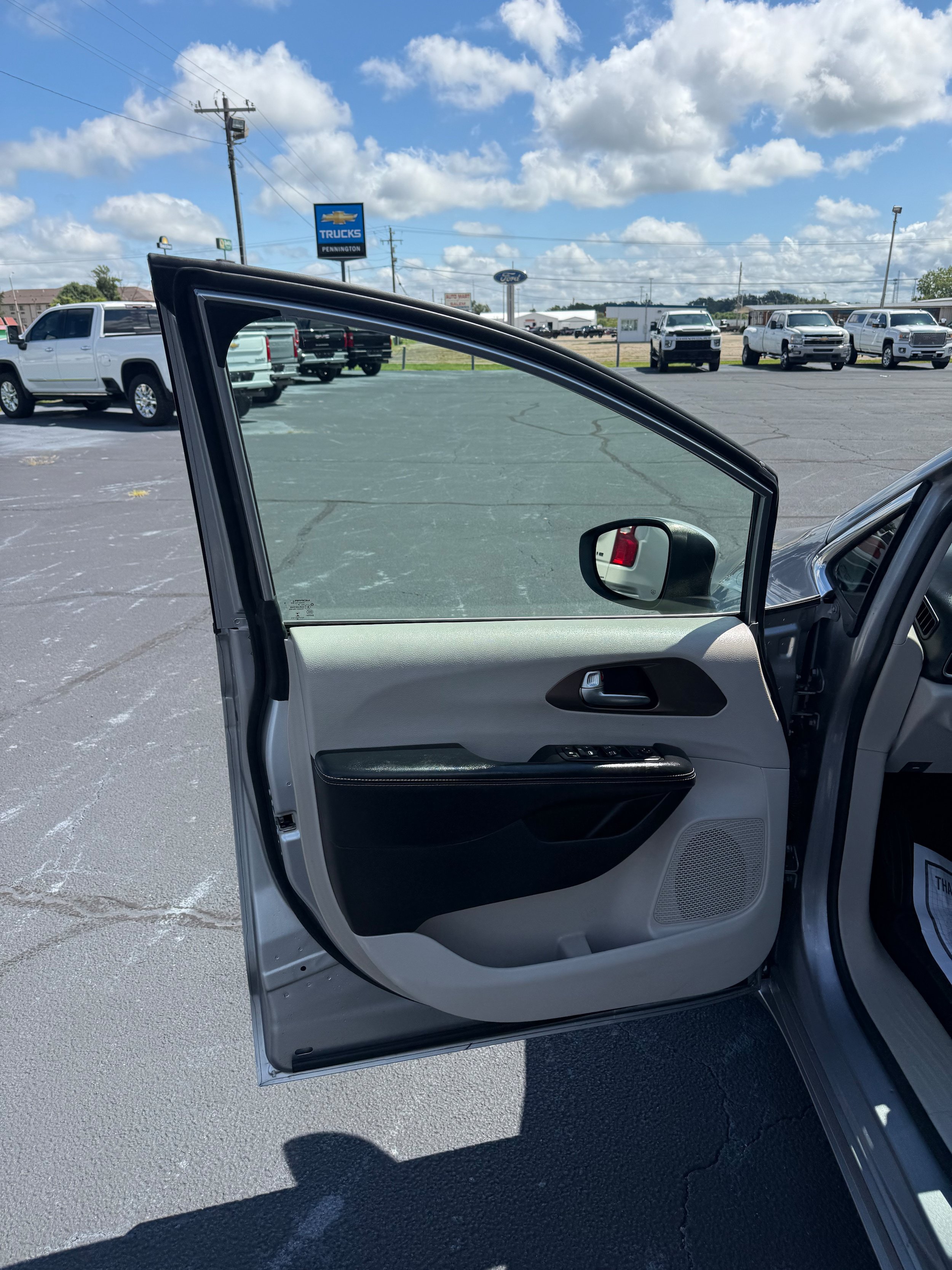 Used 2020 Chrysler Voyager Lxi FWD image 14