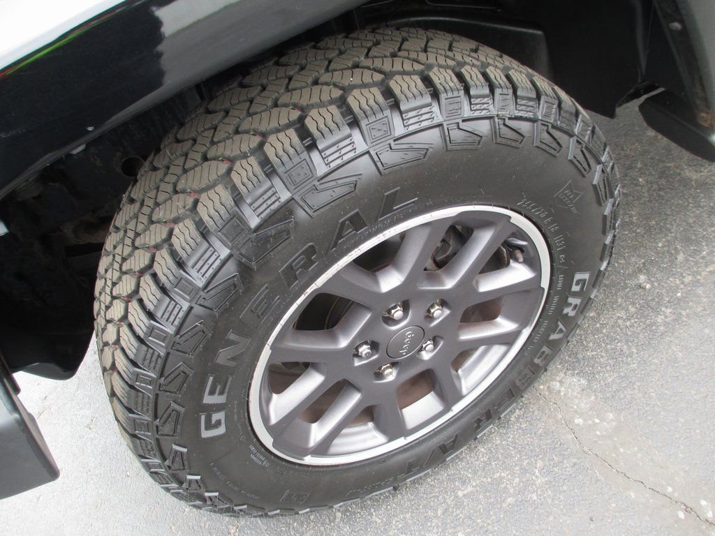 Used 2017 Jeep Wrangler Unlimited Sahara w/ Max Tow Package image 11