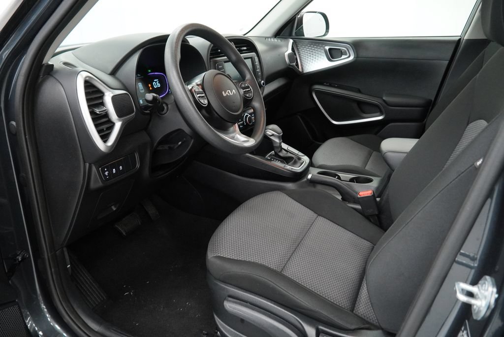Used 2025 Kia Soul LX w/ LX Technology Package FWD image 11