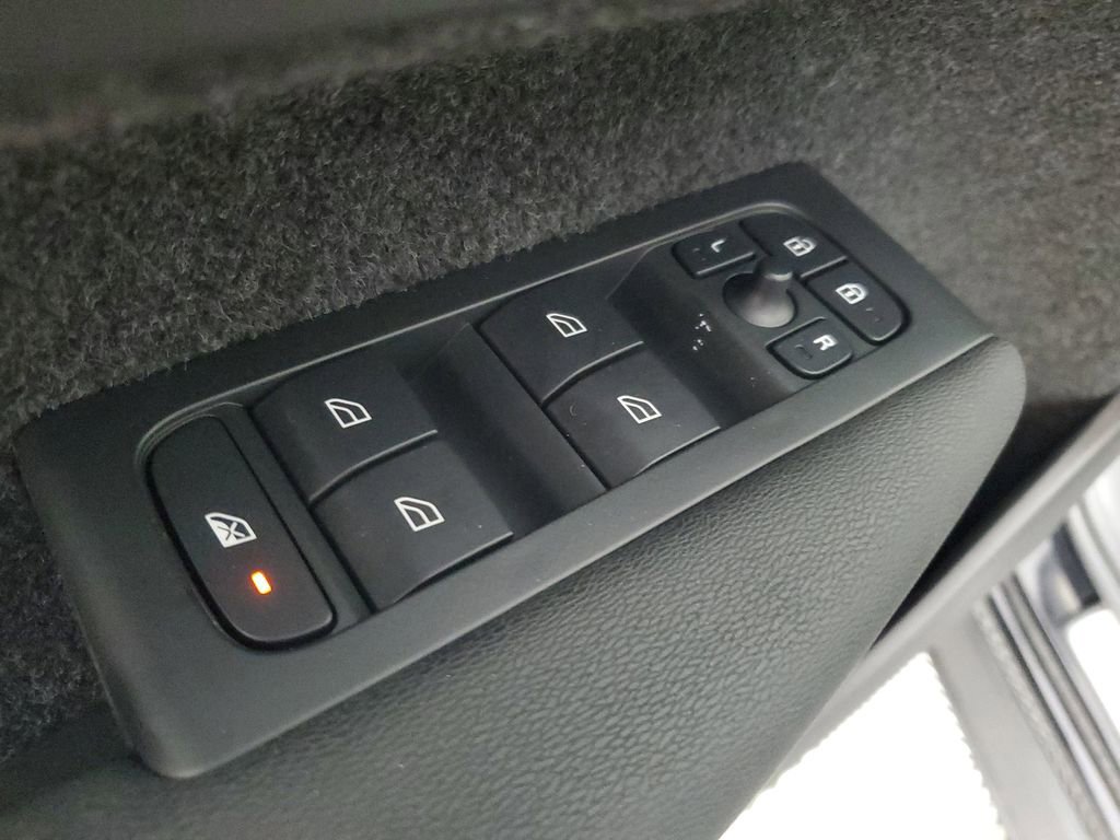 Certified 2025 Volvo XC40 B5 Core image 22