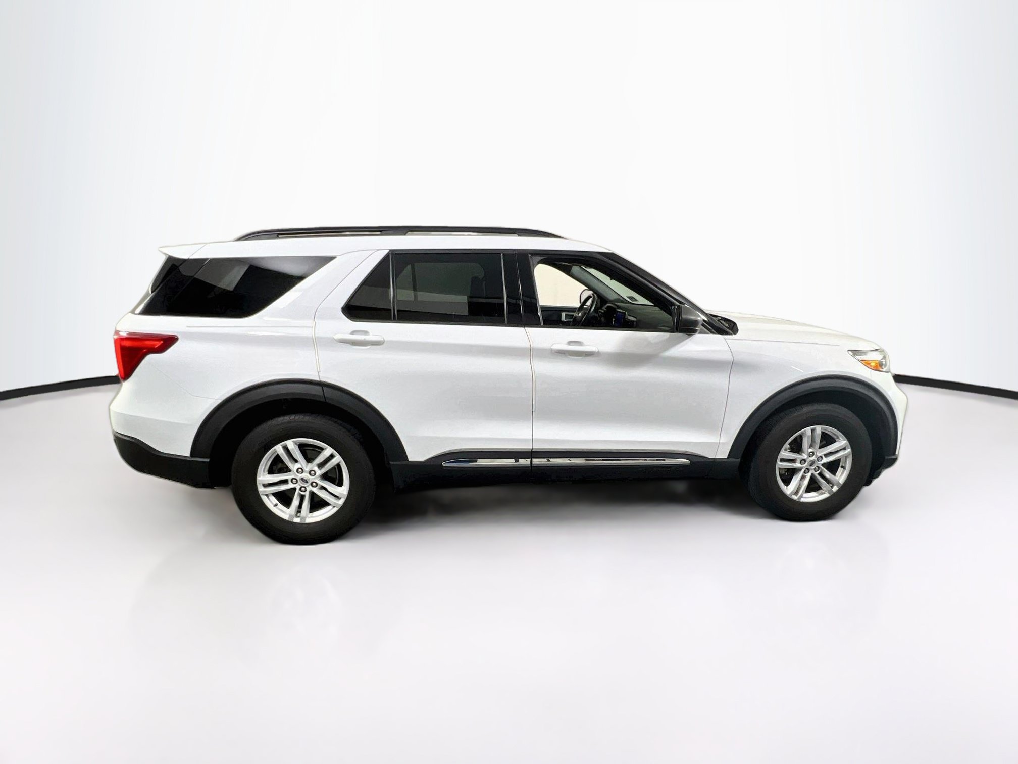 Used 2020 Ford Explorer XLT w/ Equipment Group 202A AWD/4WD image 4