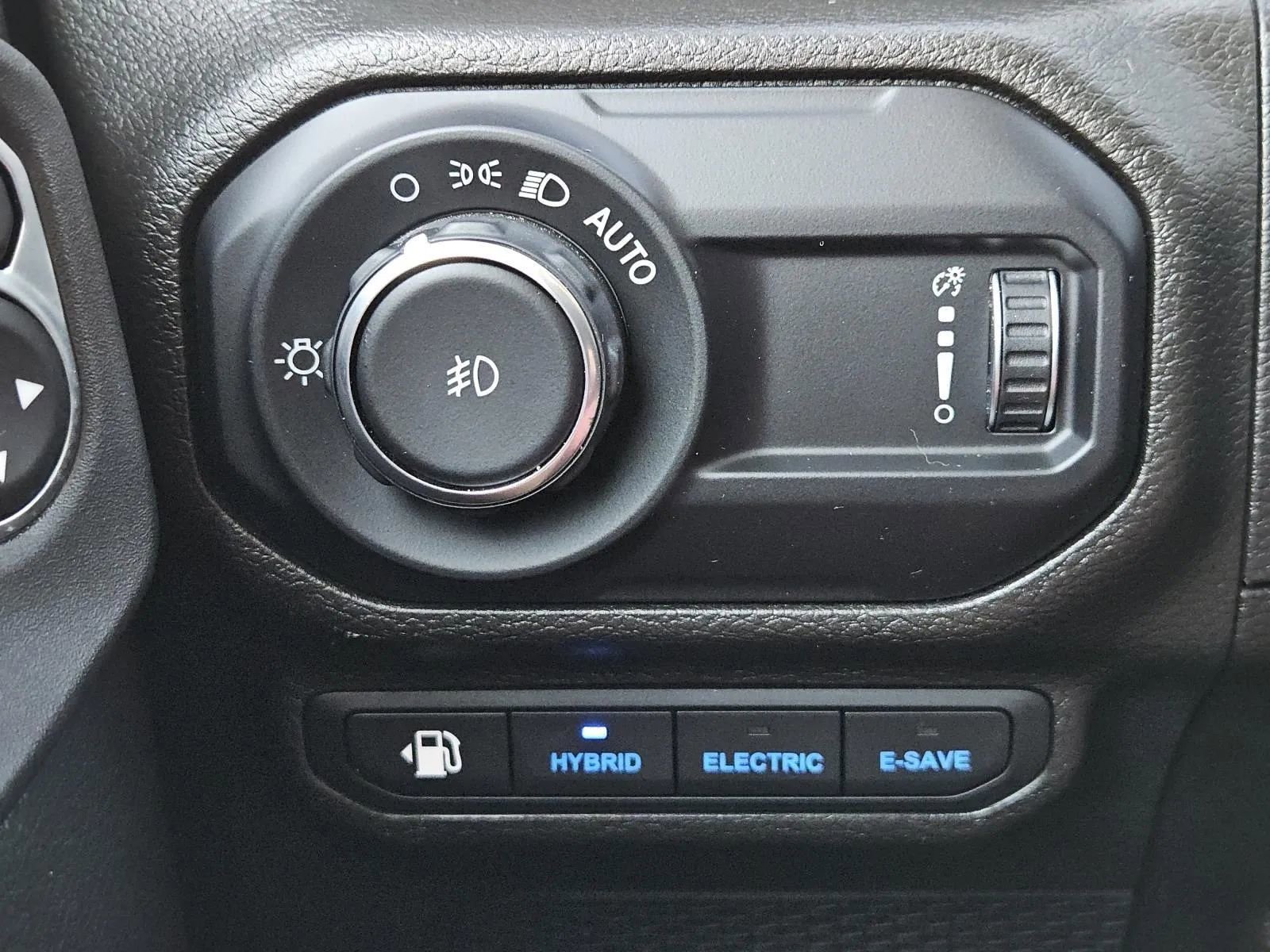 Used 2023 Jeep Wrangler Sahara image 21