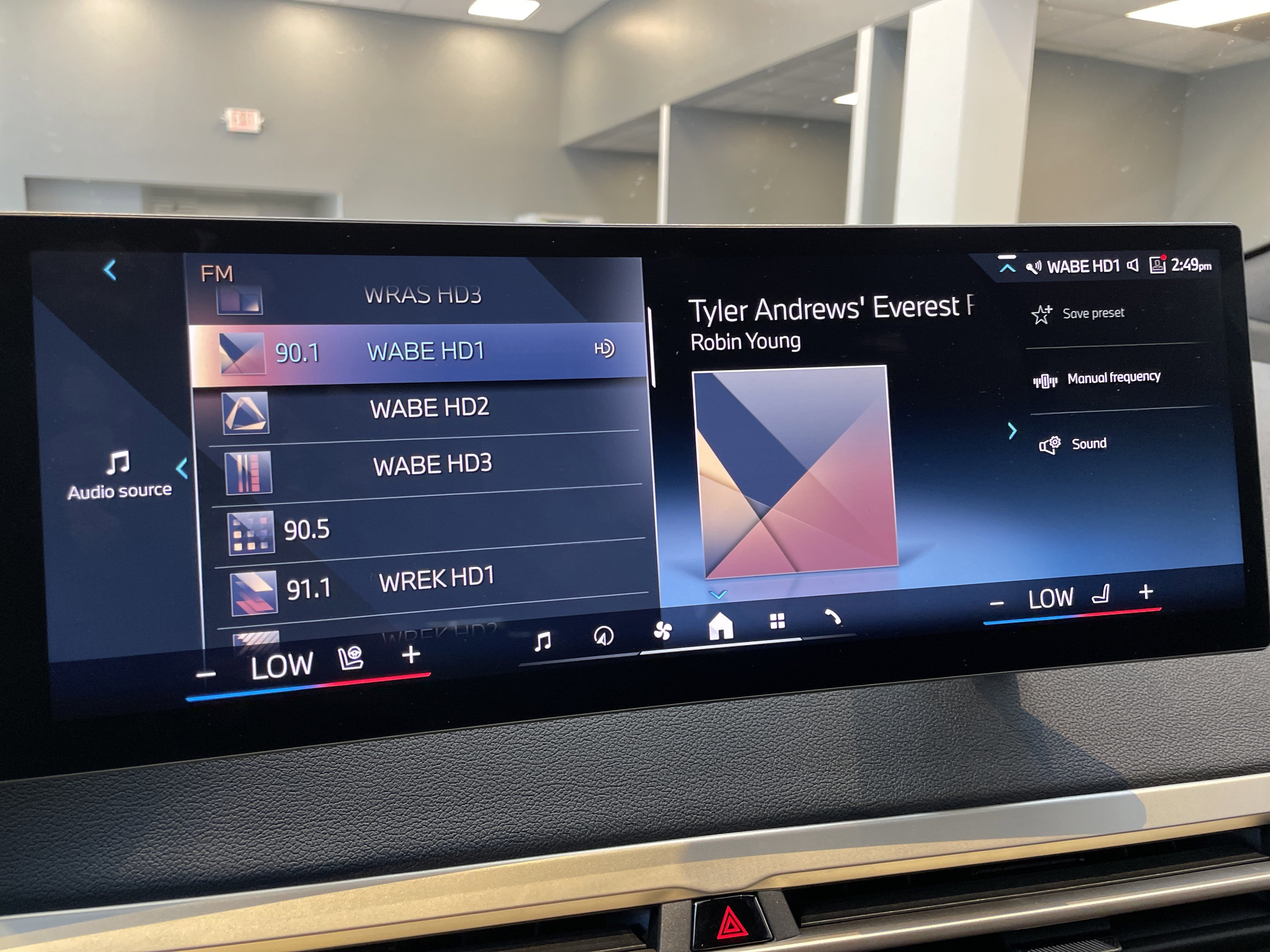 Used 2024 BMW iX xDrive50 w/ Premium Package AWD/4WD image 33