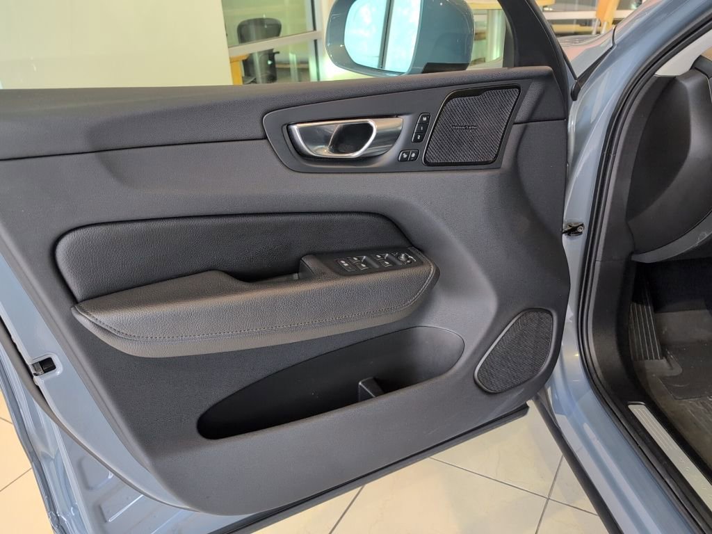 Used 2022 Volvo XC60 B5 Momentum w/ Advanced Package image 8