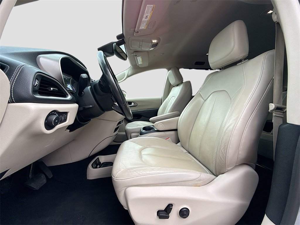 Used 2021 Chrysler Pacifica Touring-L image 22
