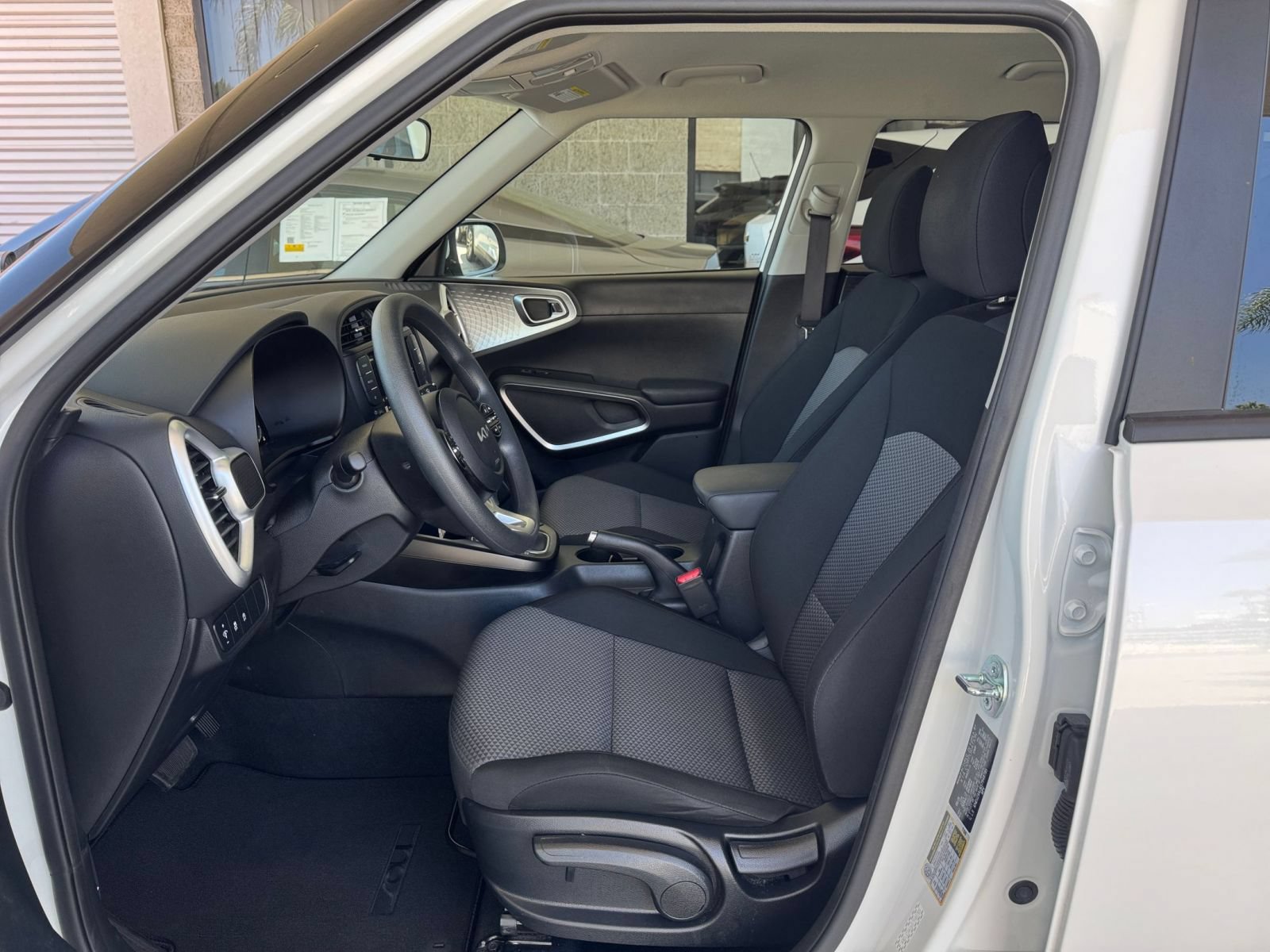 Used 2025 Kia Soul LX w/ LX Technology Package FWD image 24