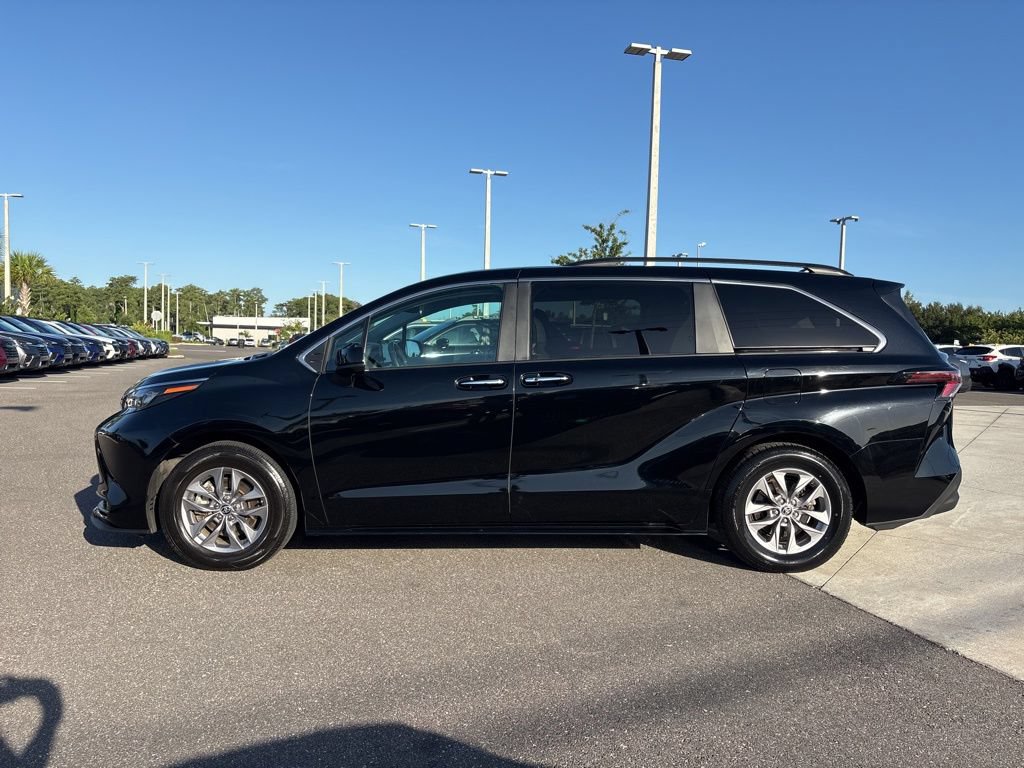 Used 2025 Toyota Sienna XLE FWD image 8