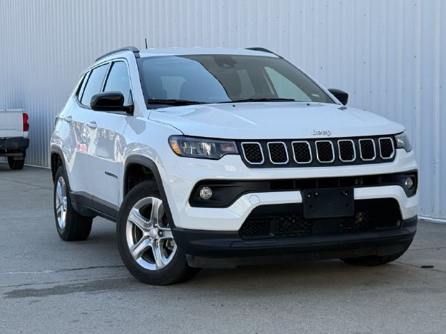 Used 2024 Jeep Compass Latitude AWD/4WD image 2