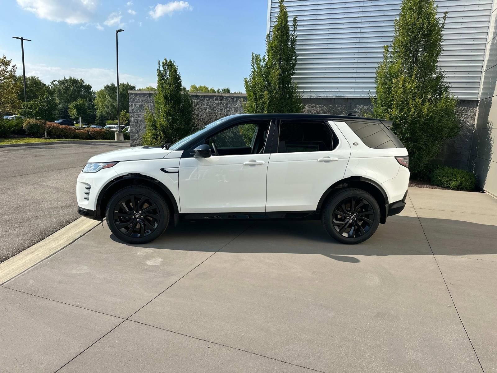 New 2025 Land Rover Discovery Sport Dynamic SE image 8