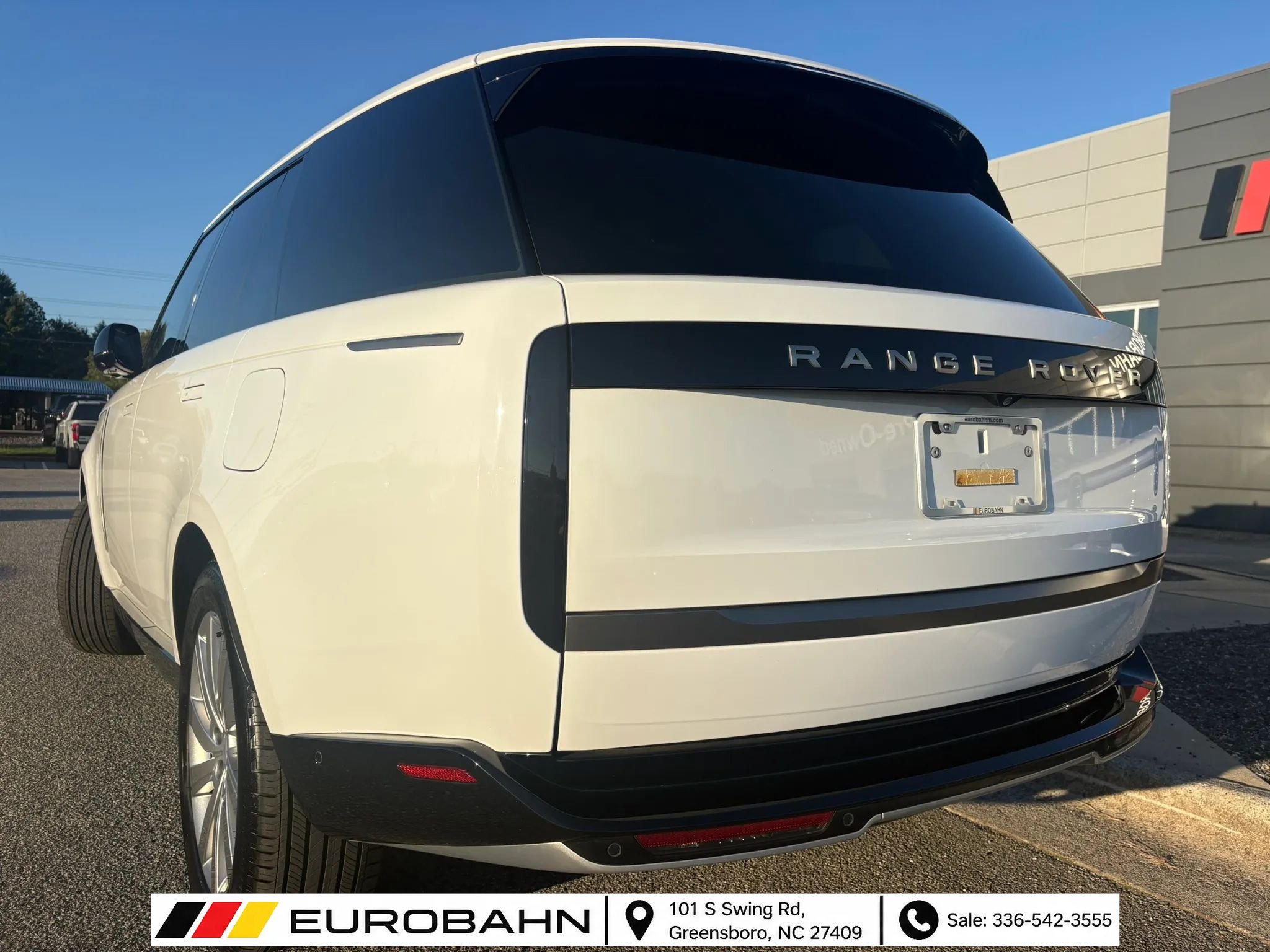 Used 2025 Land Rover Range Rover SE AWD/4WD image 3
