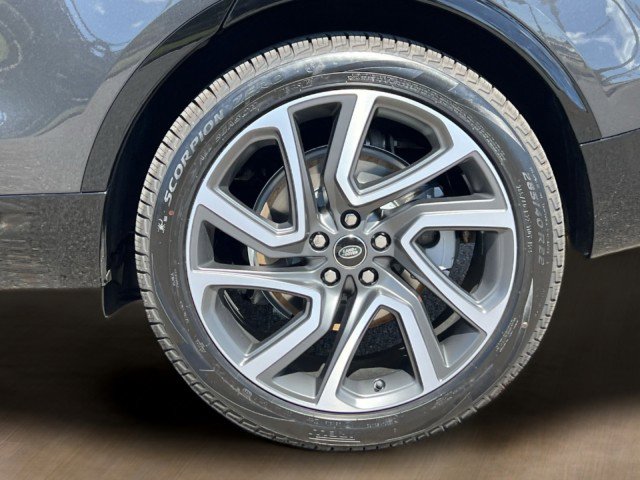 New 2025 Land Rover Discovery Dynamic SE image 13