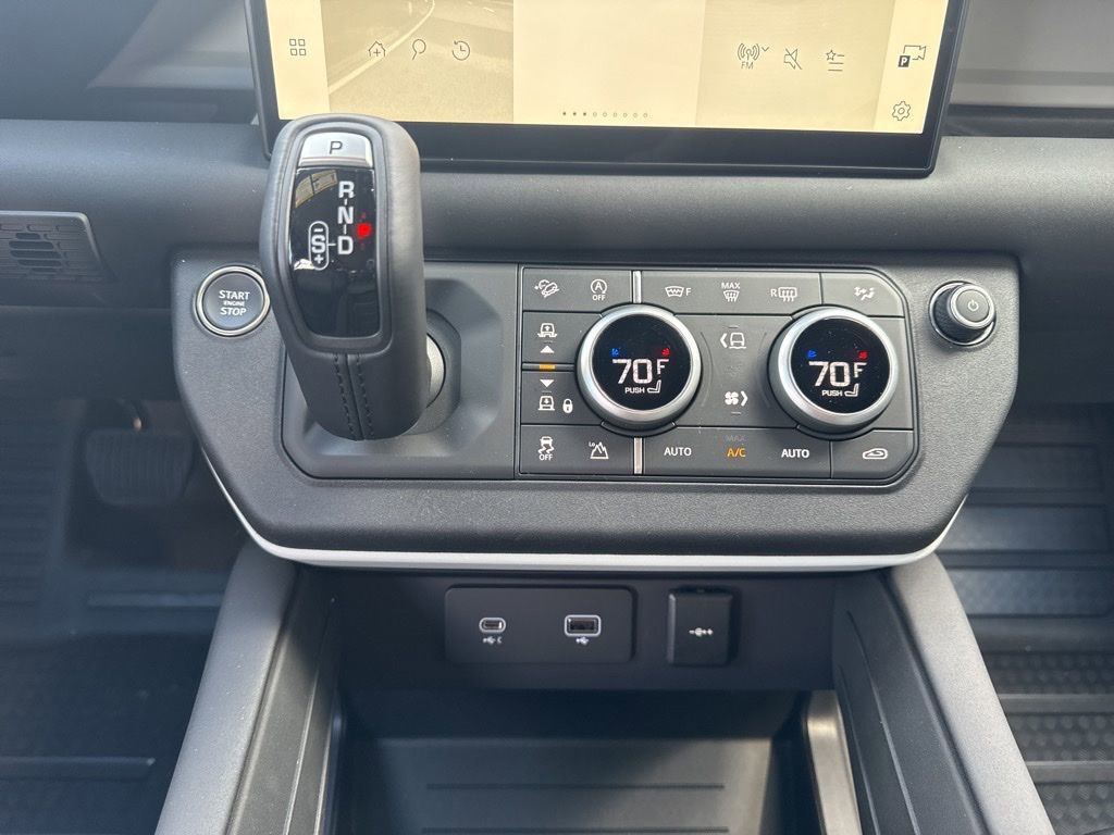 New 2024 Land Rover Defender 130 X-Dynamic SE image 18