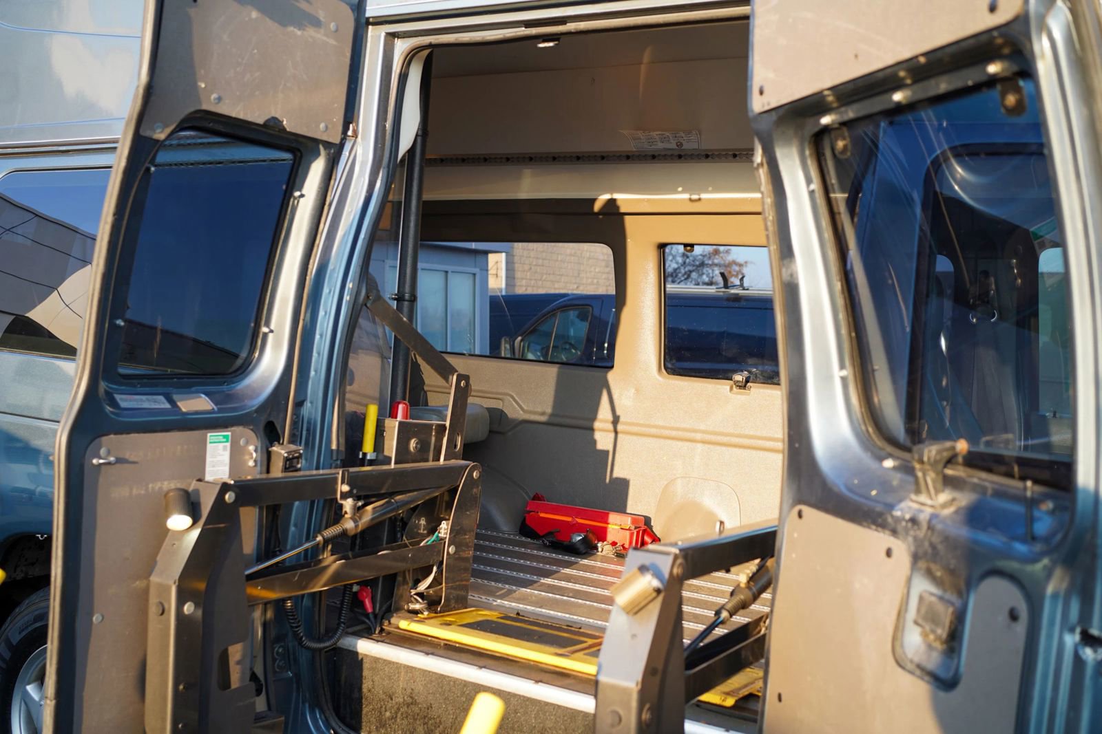 Used 2014 Ford E-350 and Econoline 350 Extended Super Duty w/ Power Group RWD image 19