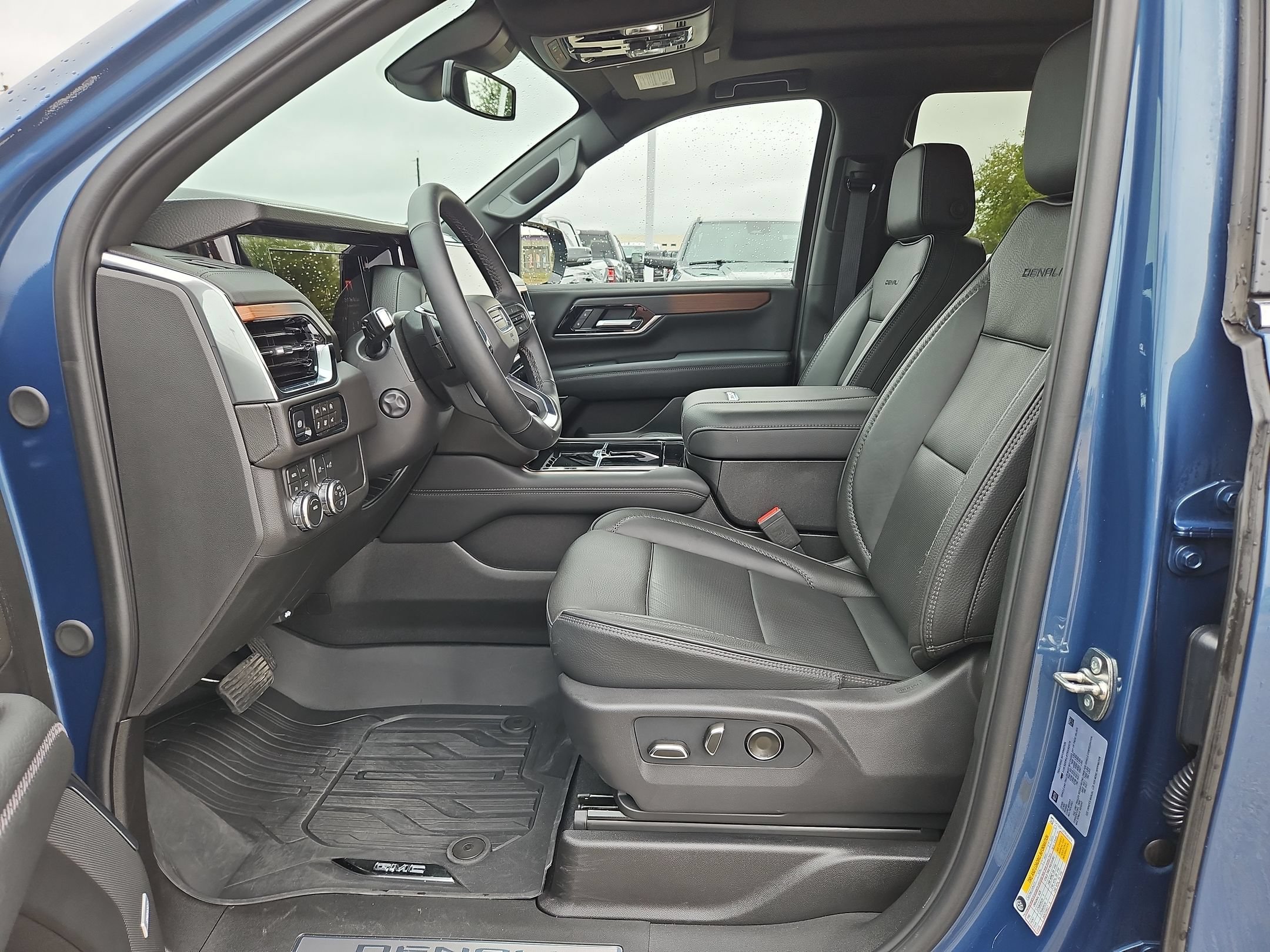 Used 2026 GMC Yukon Denali w/ Sun & Power Step Package AWD/4WD image 9