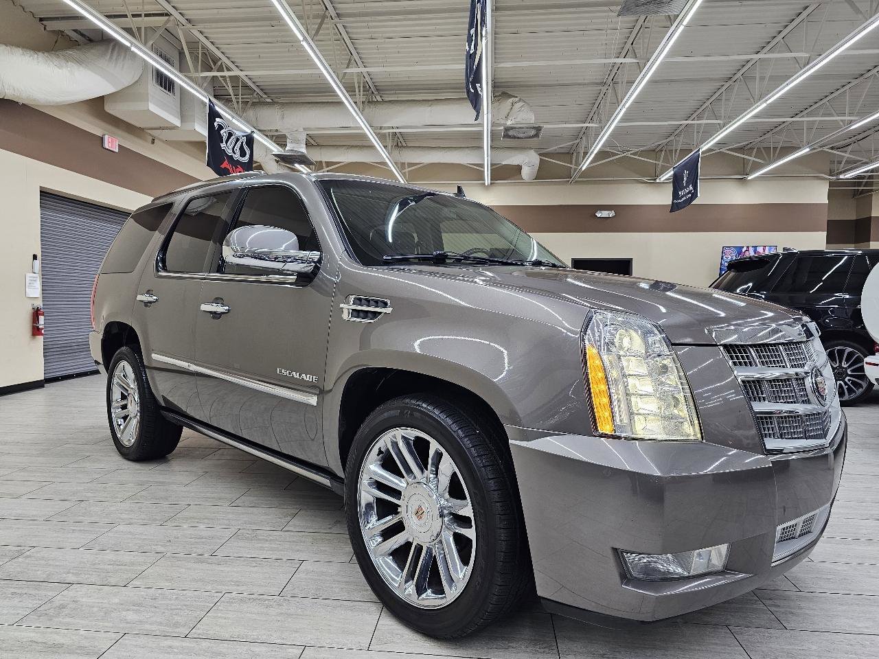 Used 2014 Cadillac Escalade Platinum AWD/4WD image 4