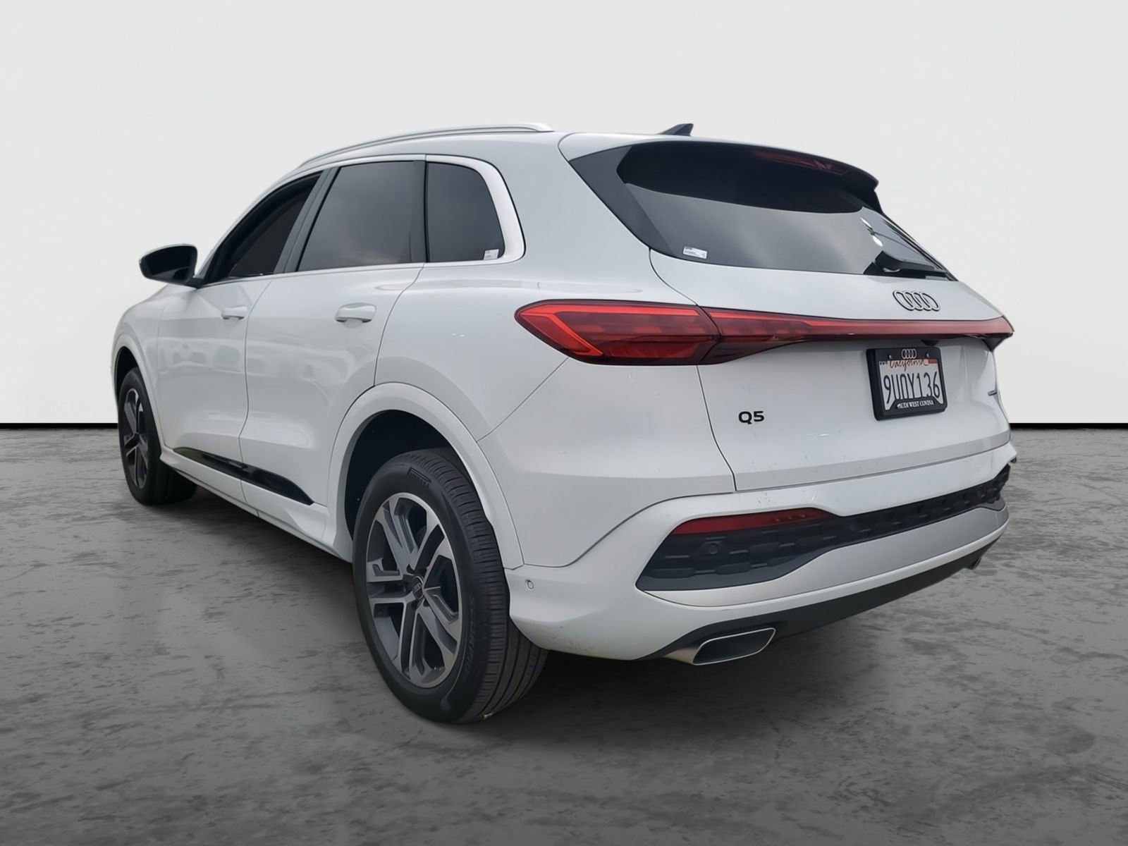 Used 2025 Audi Q5 Premium w/ Convenience Package image 2