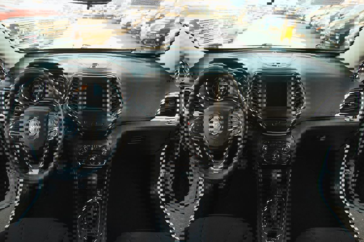 Used 2019 Jeep Cherokee Latitude w/ Popular Appearance Group image 7