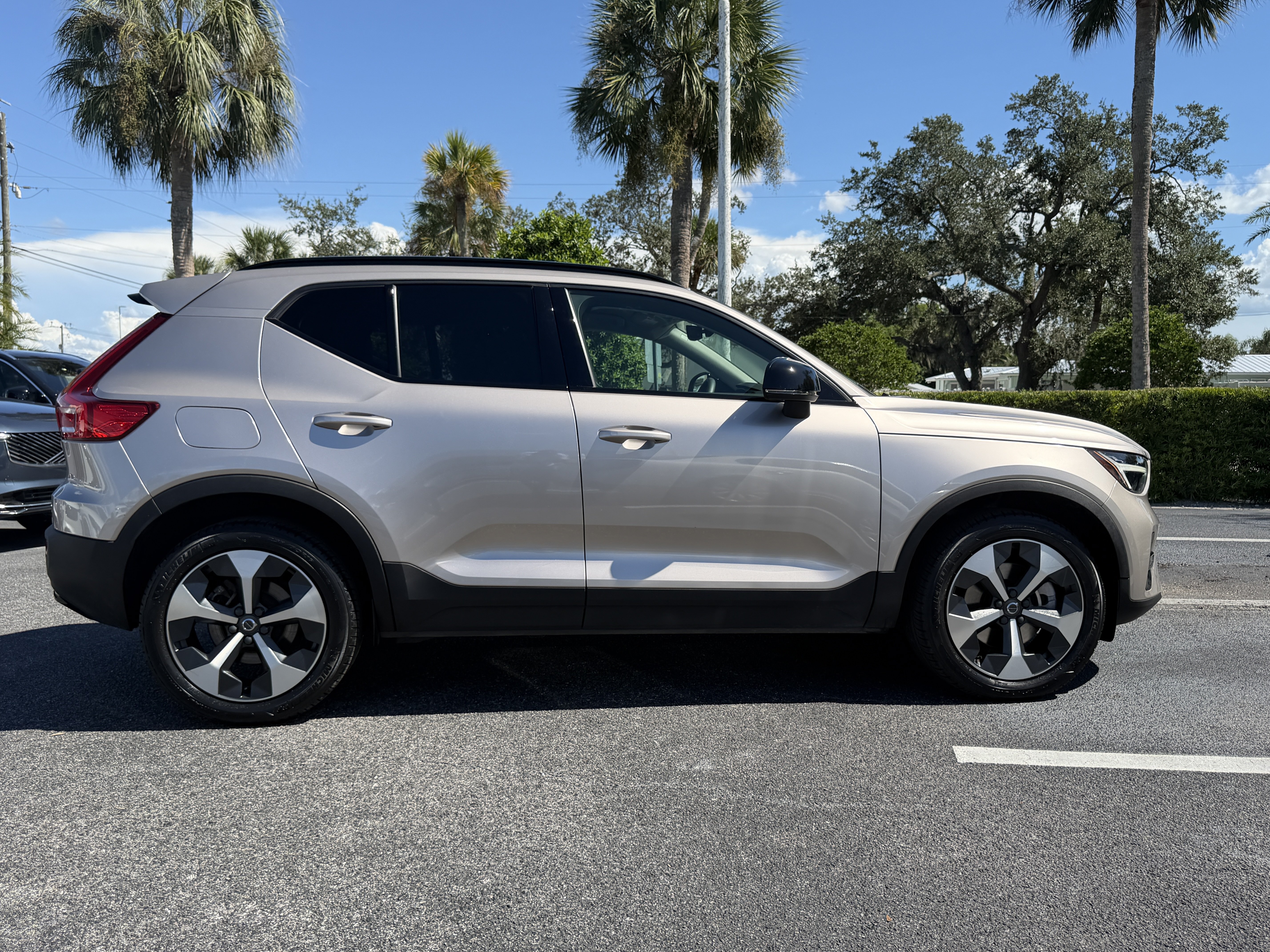 Certified 2024 Volvo XC40 B5 Core AWD/4WD image 2