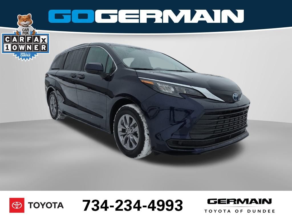 Used 2025 Toyota Sienna LE image 5