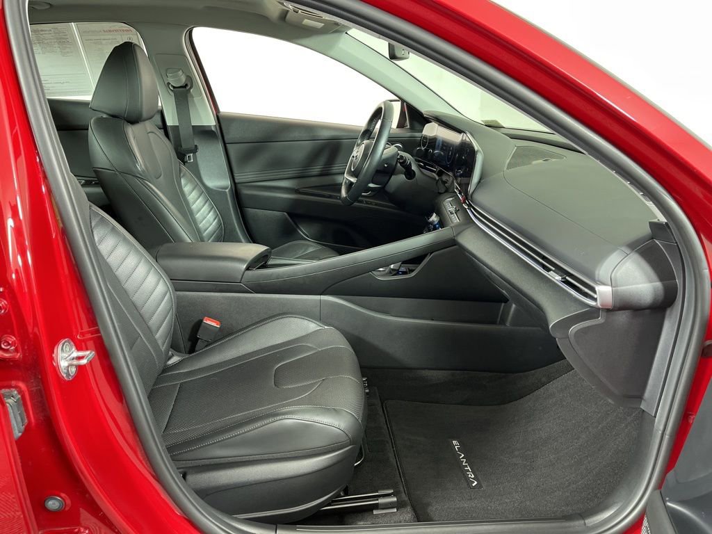 Used 2022 Hyundai Elantra Limited w/ Preferred Accessory Package image 6