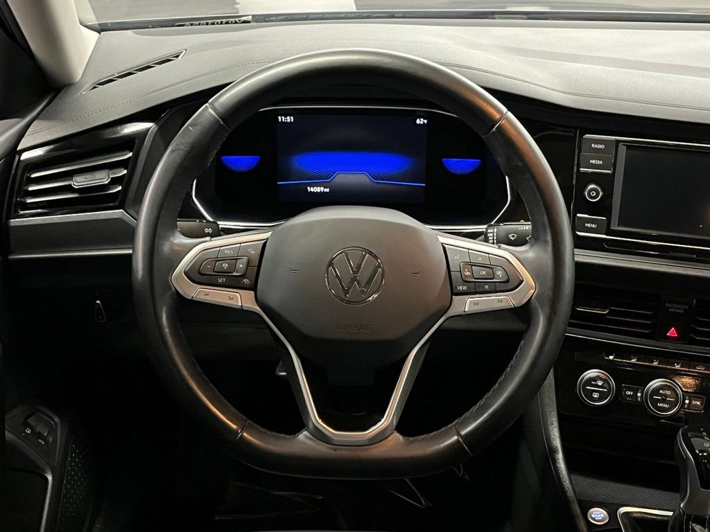 Used 2023 Volkswagen Jetta SE w/ Panoramic Sunroof Package FWD image 9