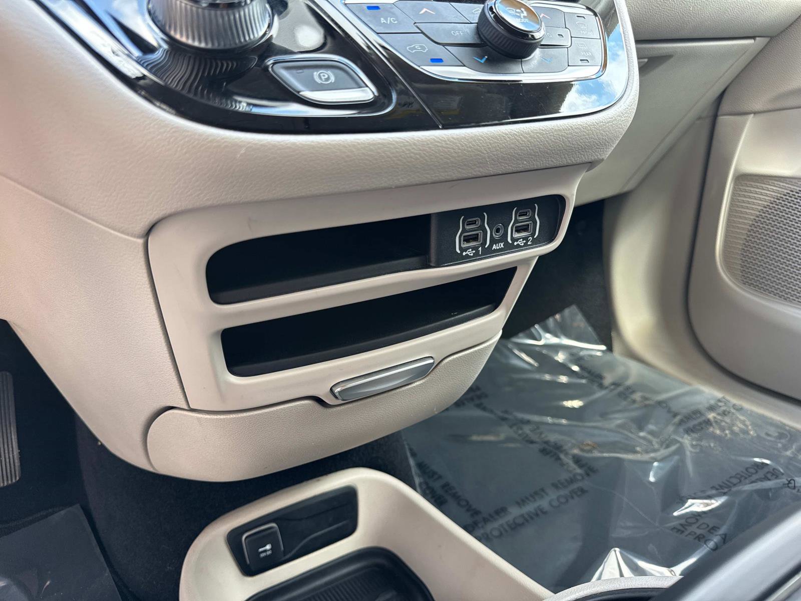 Certified 2023 Chrysler Pacifica Touring-L image 25