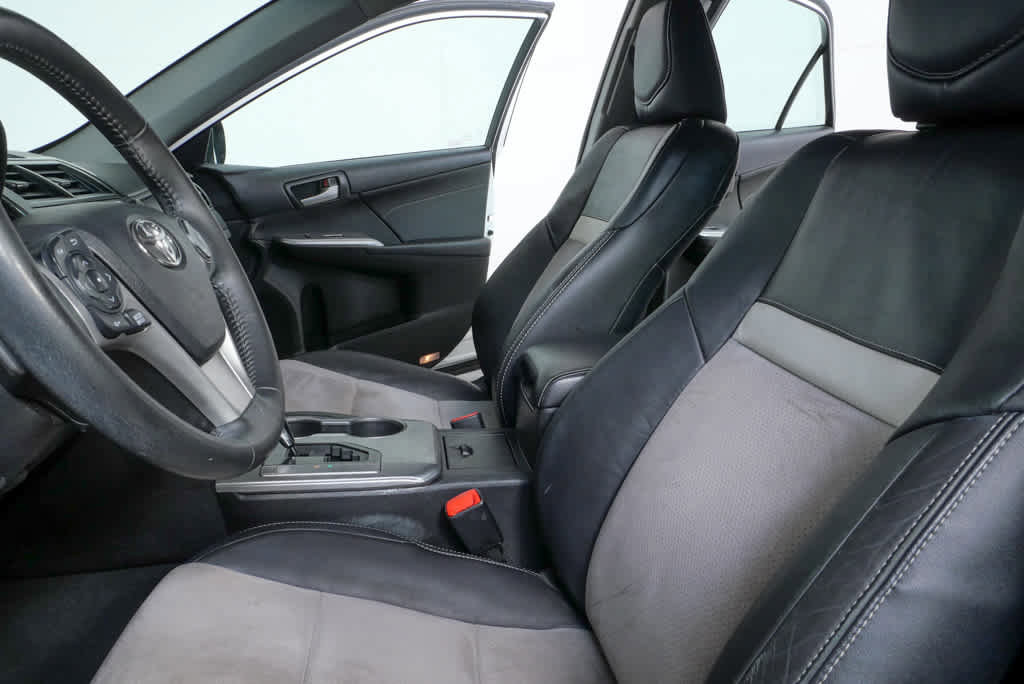 Used 2014 Toyota Camry SE w/ Leather Package image 5