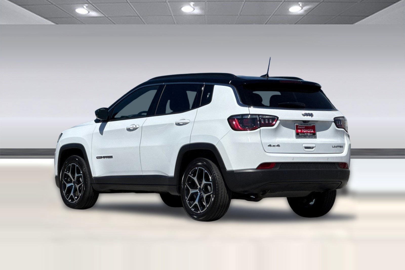 Used 2025 Jeep Compass Limited AWD/4WD image 3