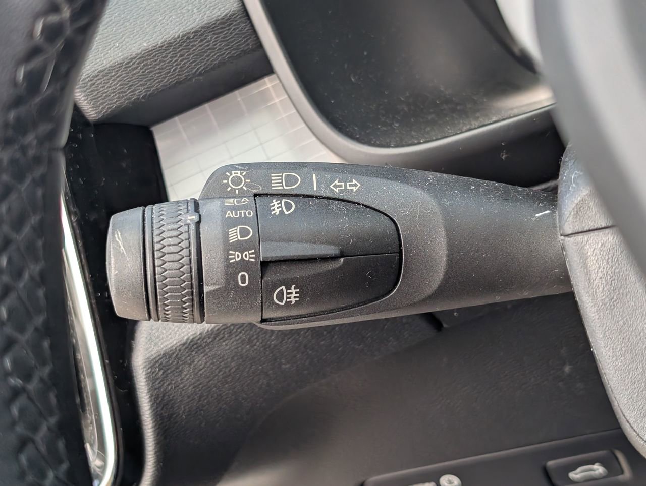 Used 2022 Volvo XC40 T4 Momentum image 24