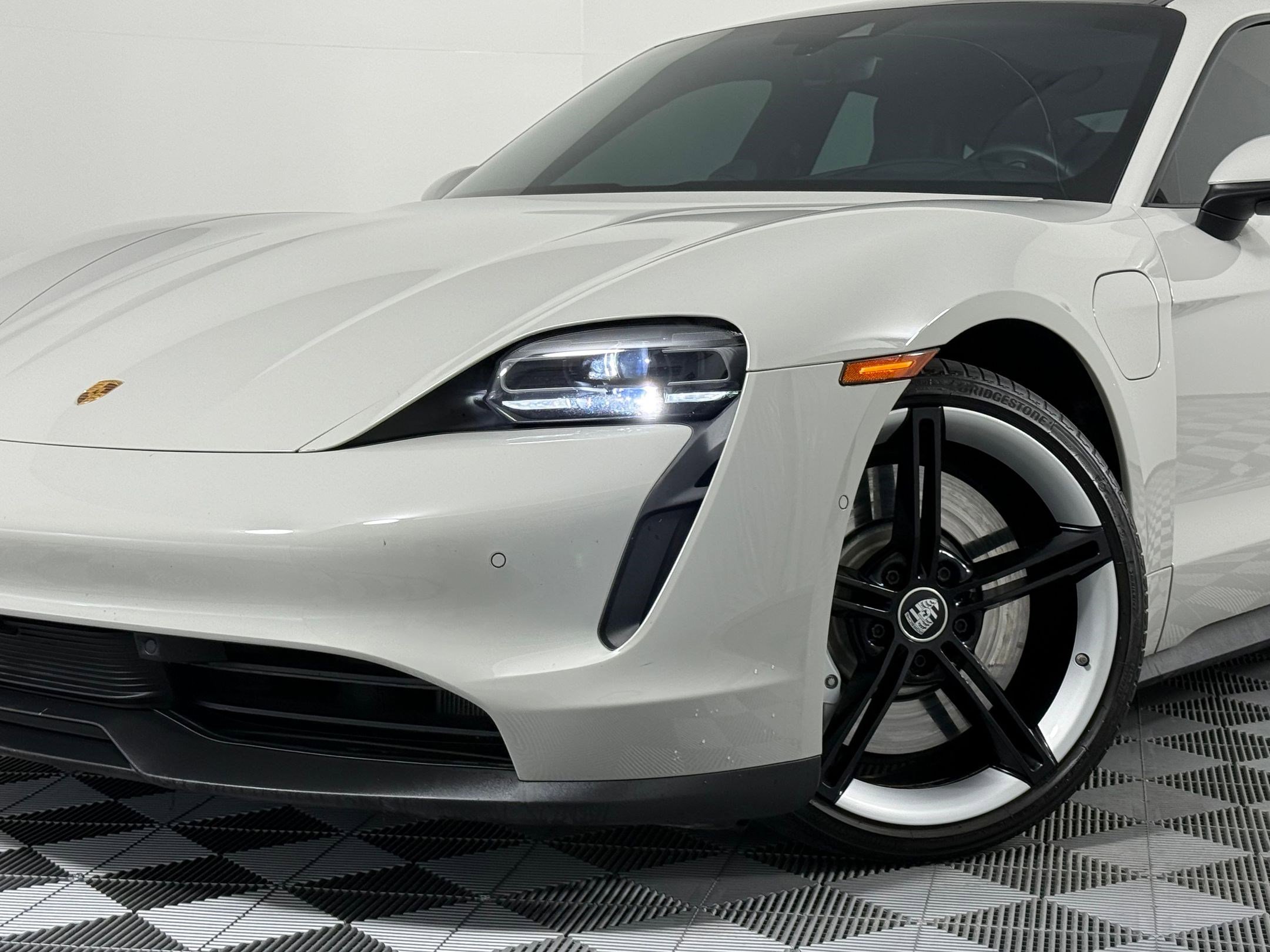 Used 2022 Porsche Taycan image 11