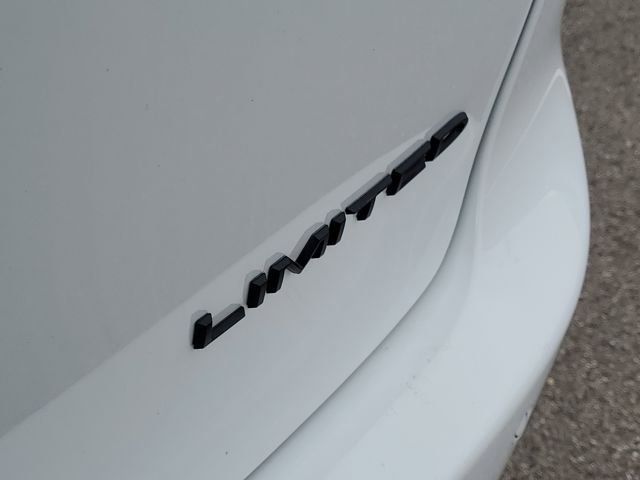 Used 2025 Chrysler Pacifica Limited image 40