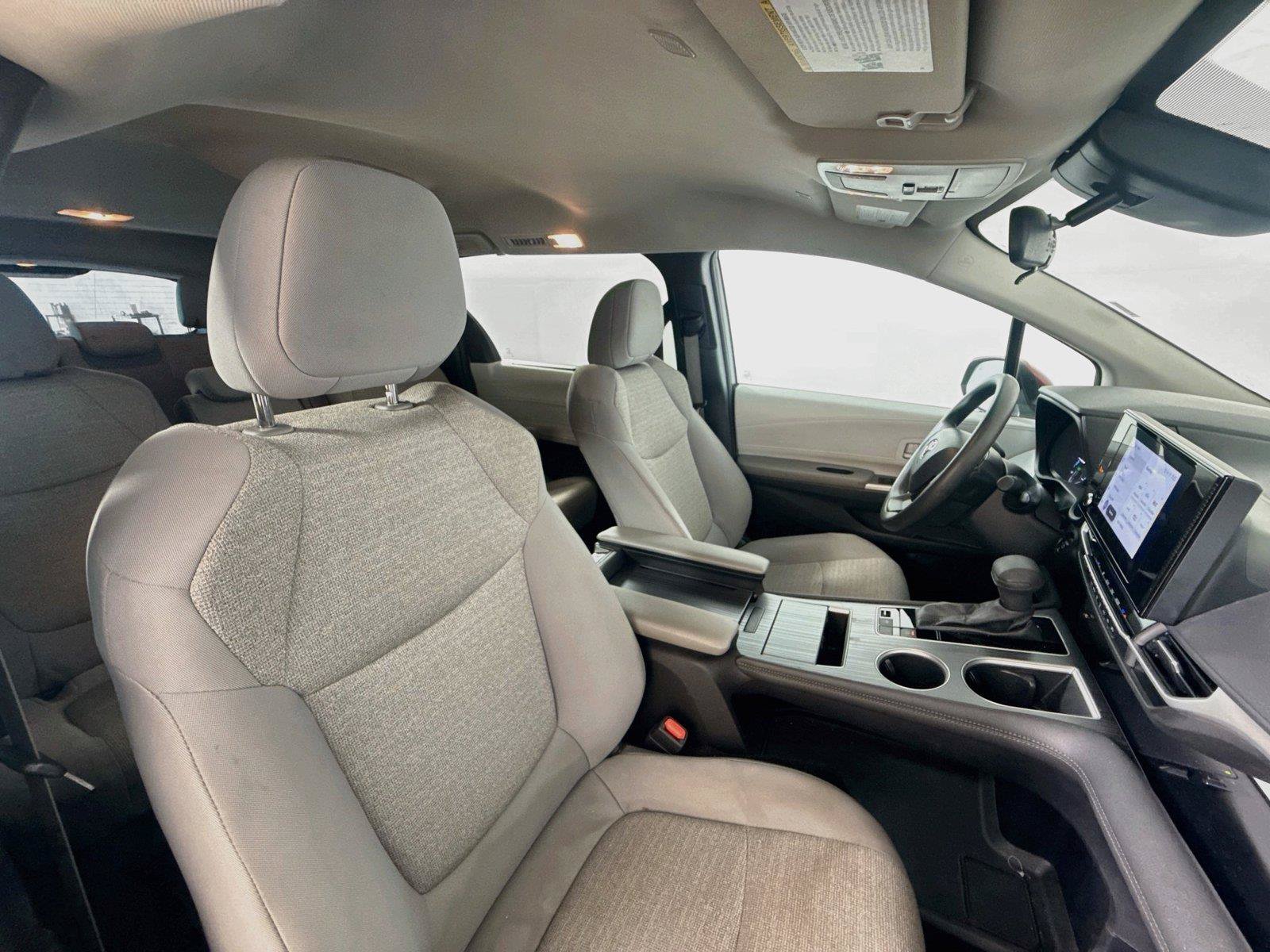 Used 2025 Toyota Sienna LE FWD image 17