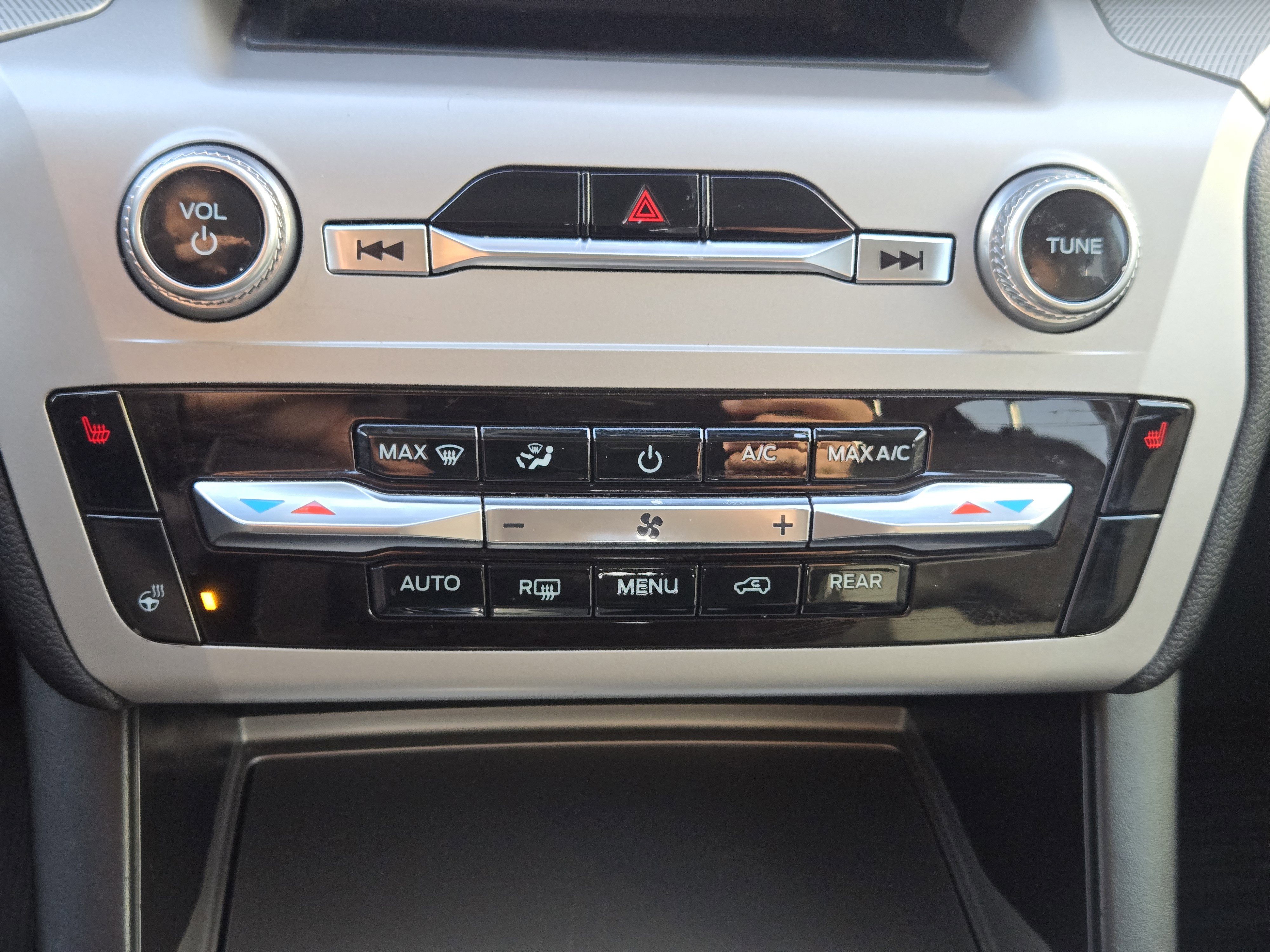 Used 2023 Ford Explorer XLT w/ Equipment Group 202A image 21