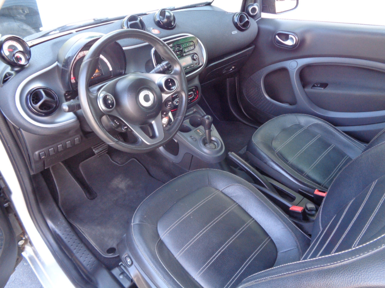 Used 2016 smart fortwo passion image 25