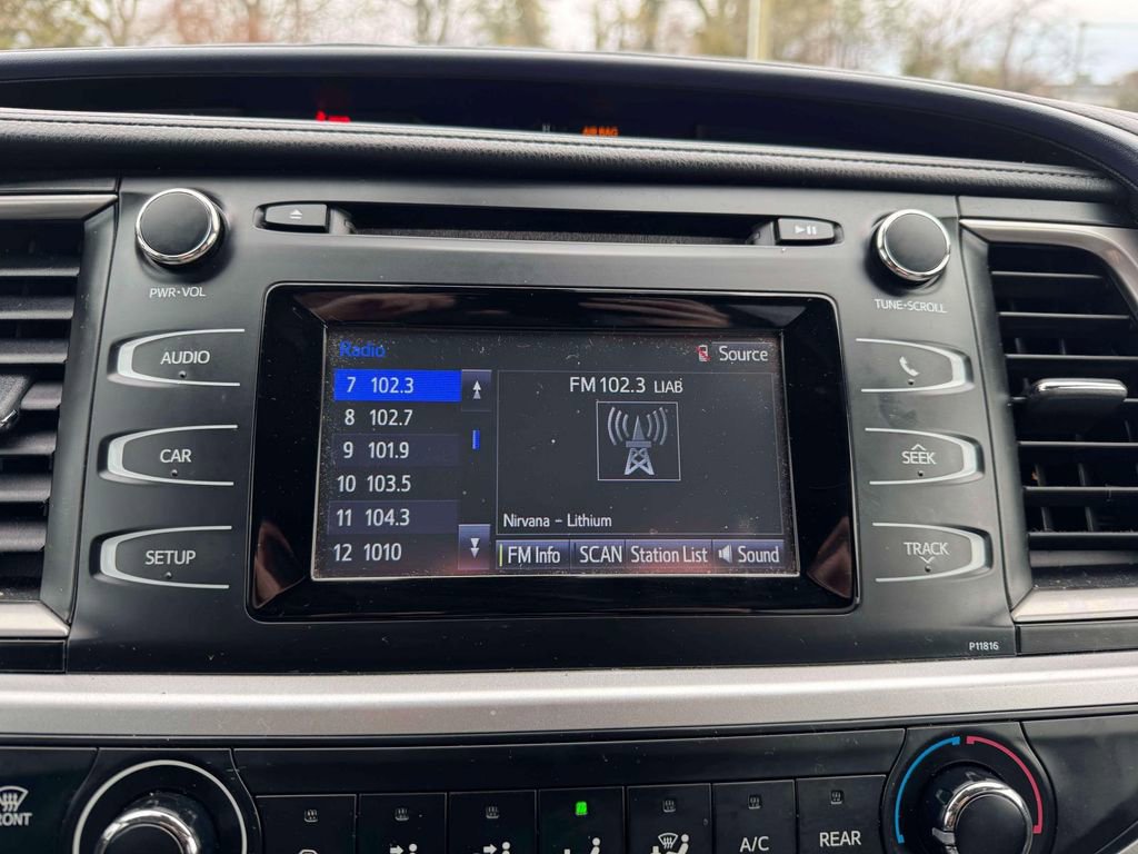 Used 2019 Toyota Highlander LE image 26