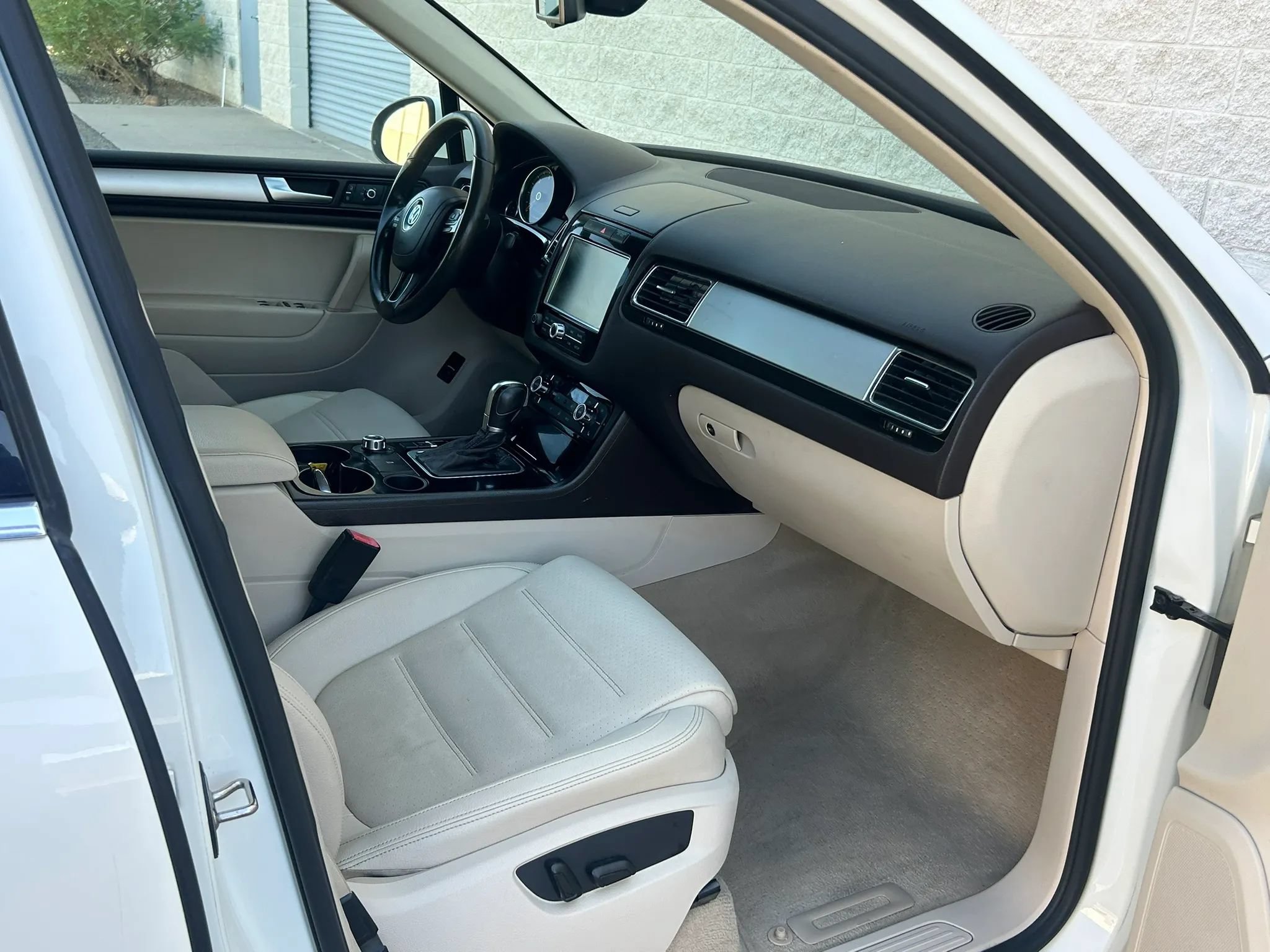 Used 2012 Volkswagen Touareg TDI AWD/4WD image 9