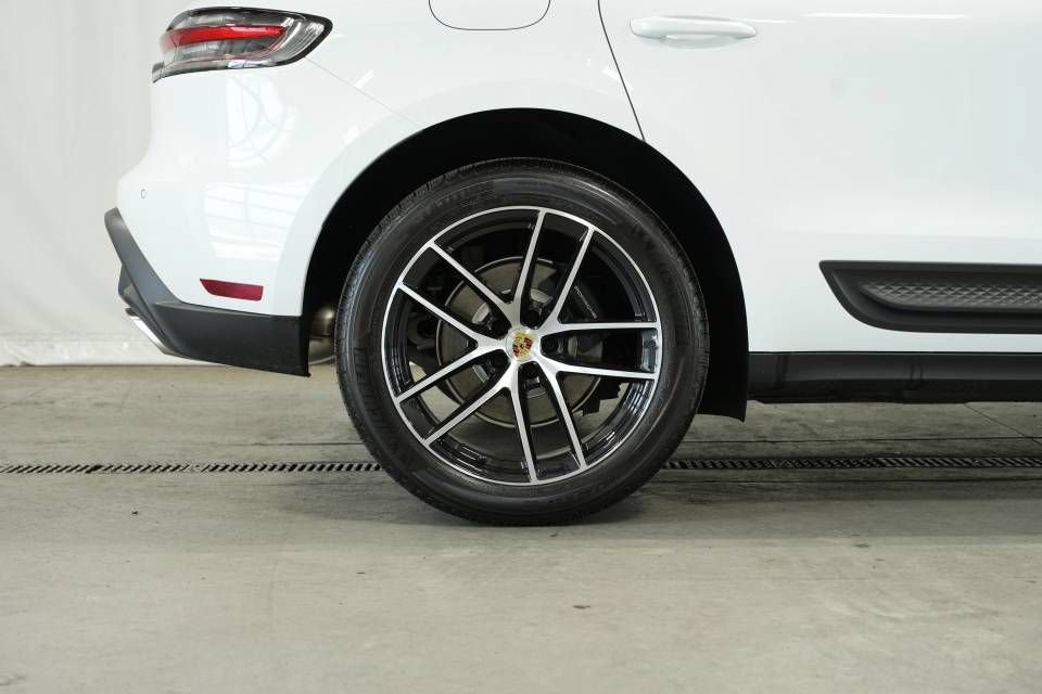 Certified 2025 Porsche Macan AWD/4WD image 39