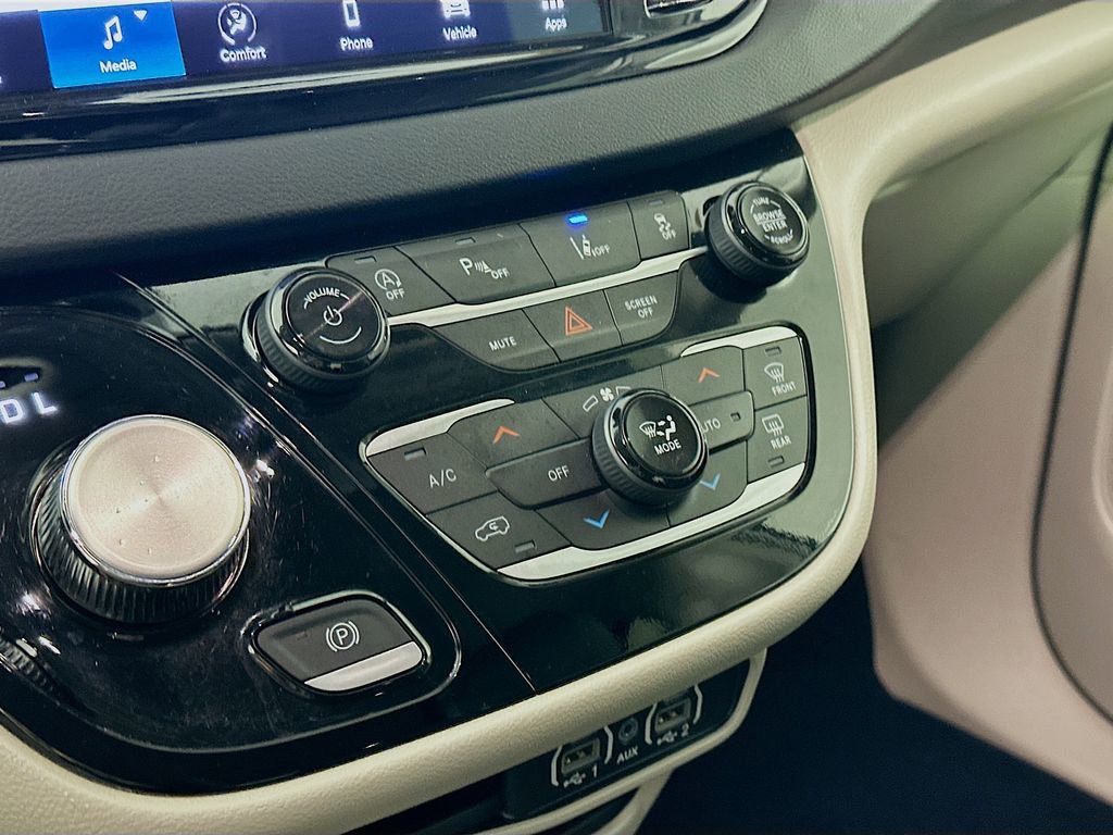 Used 2024 Chrysler Pacifica Touring-L image 24