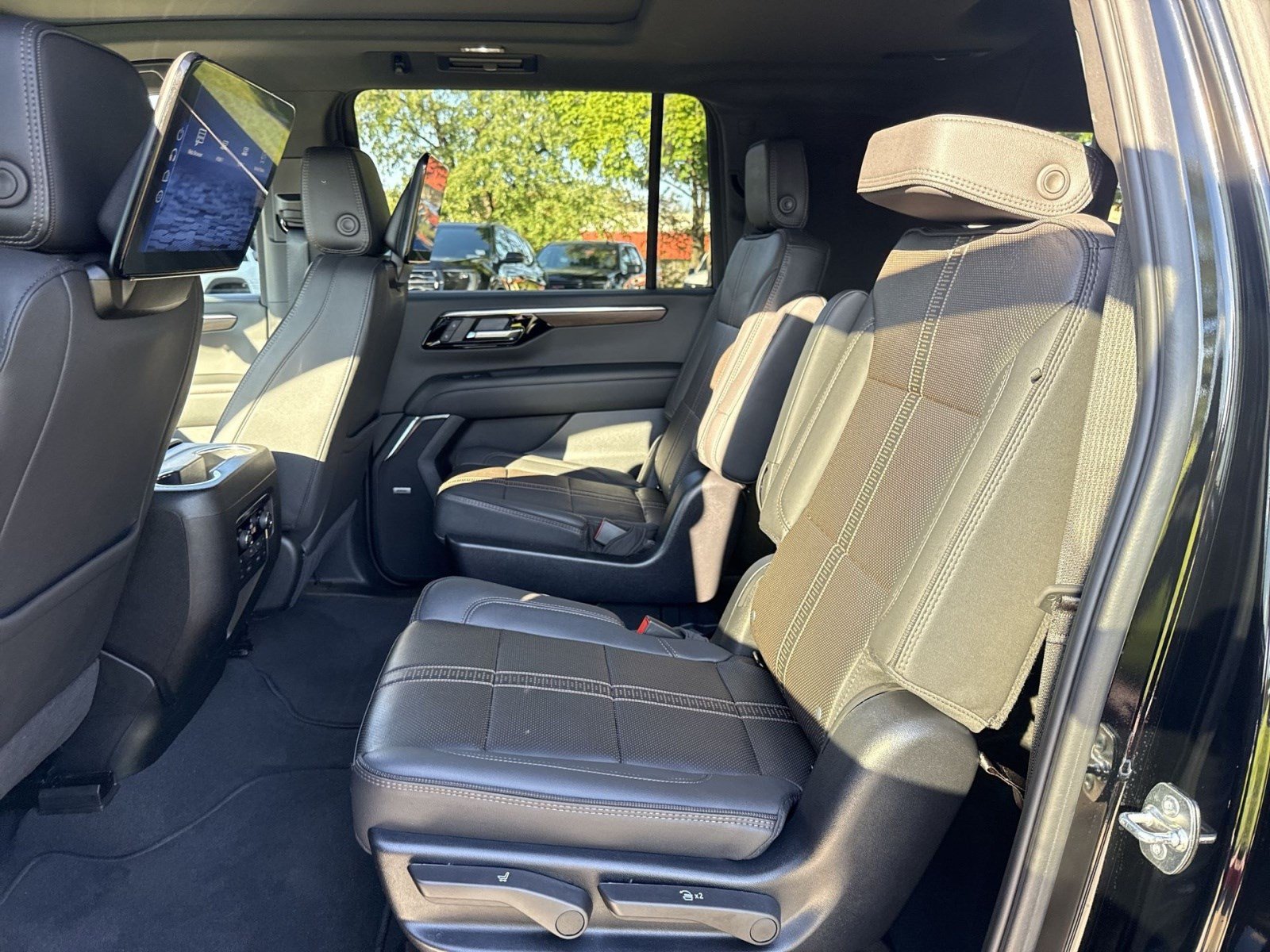 Used 2025 Chevrolet Suburban High Country AWD/4WD image 22