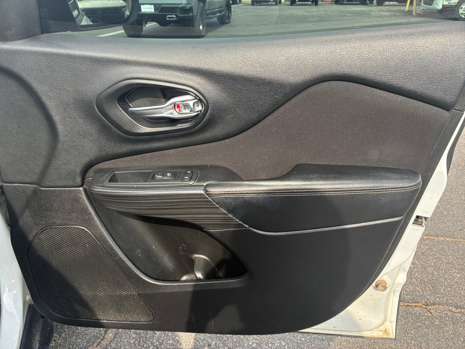 Used 2017 Jeep Cherokee Sport FWD image 31