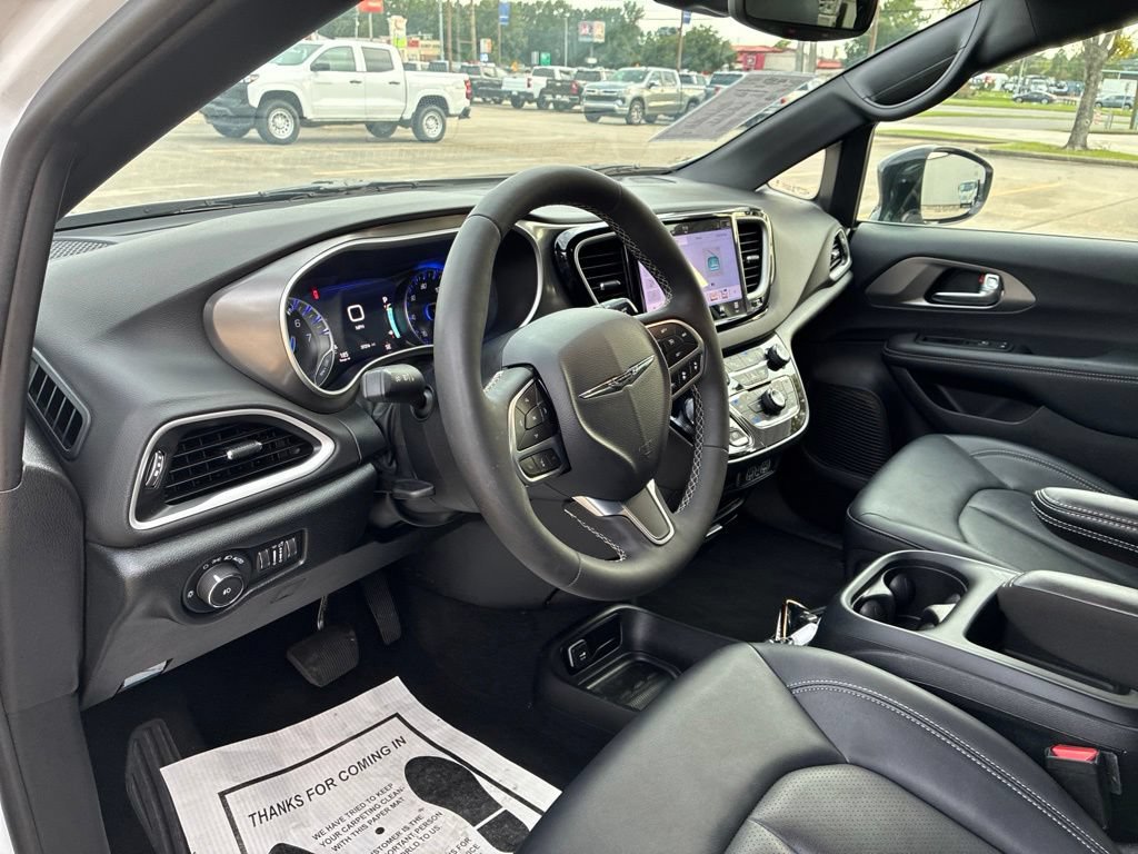 Used 2025 Chrysler Pacifica Select FWD image 24
