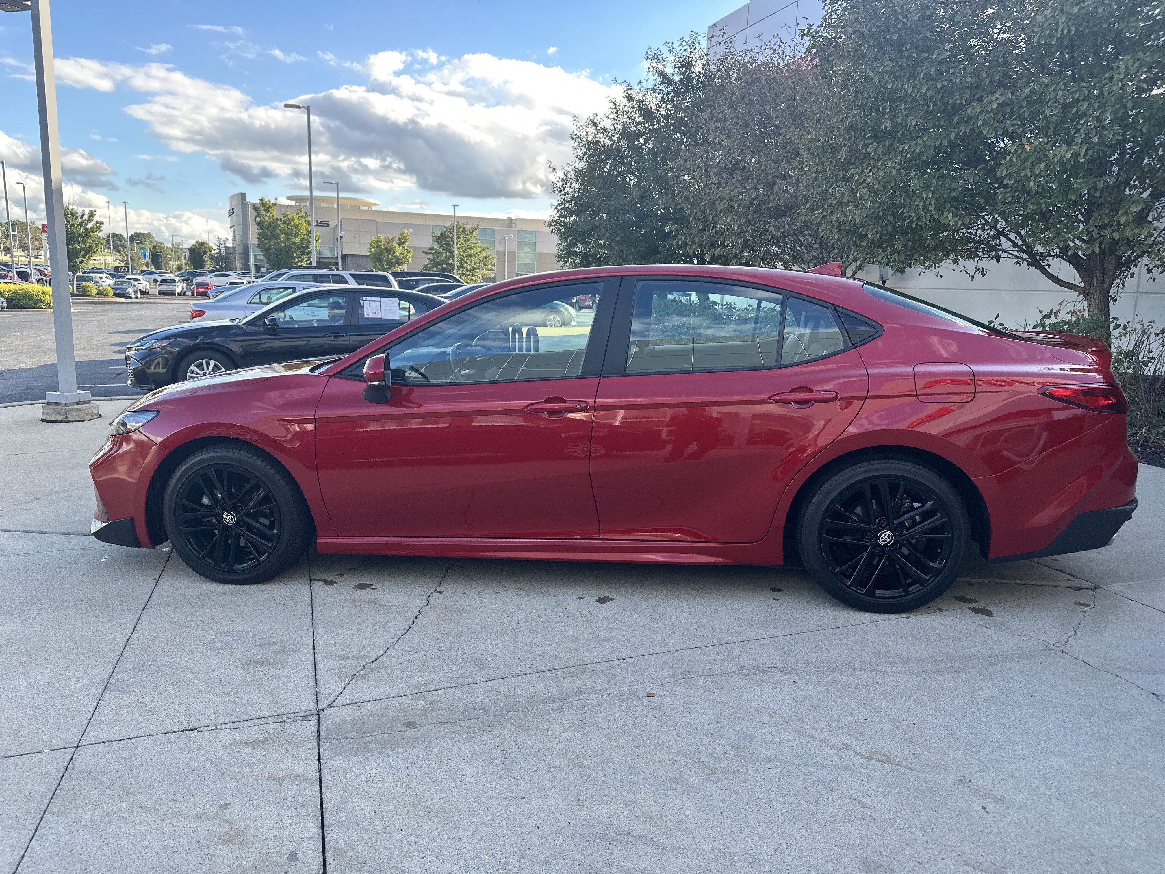 Used 2025 Toyota Camry SE FWD image 9