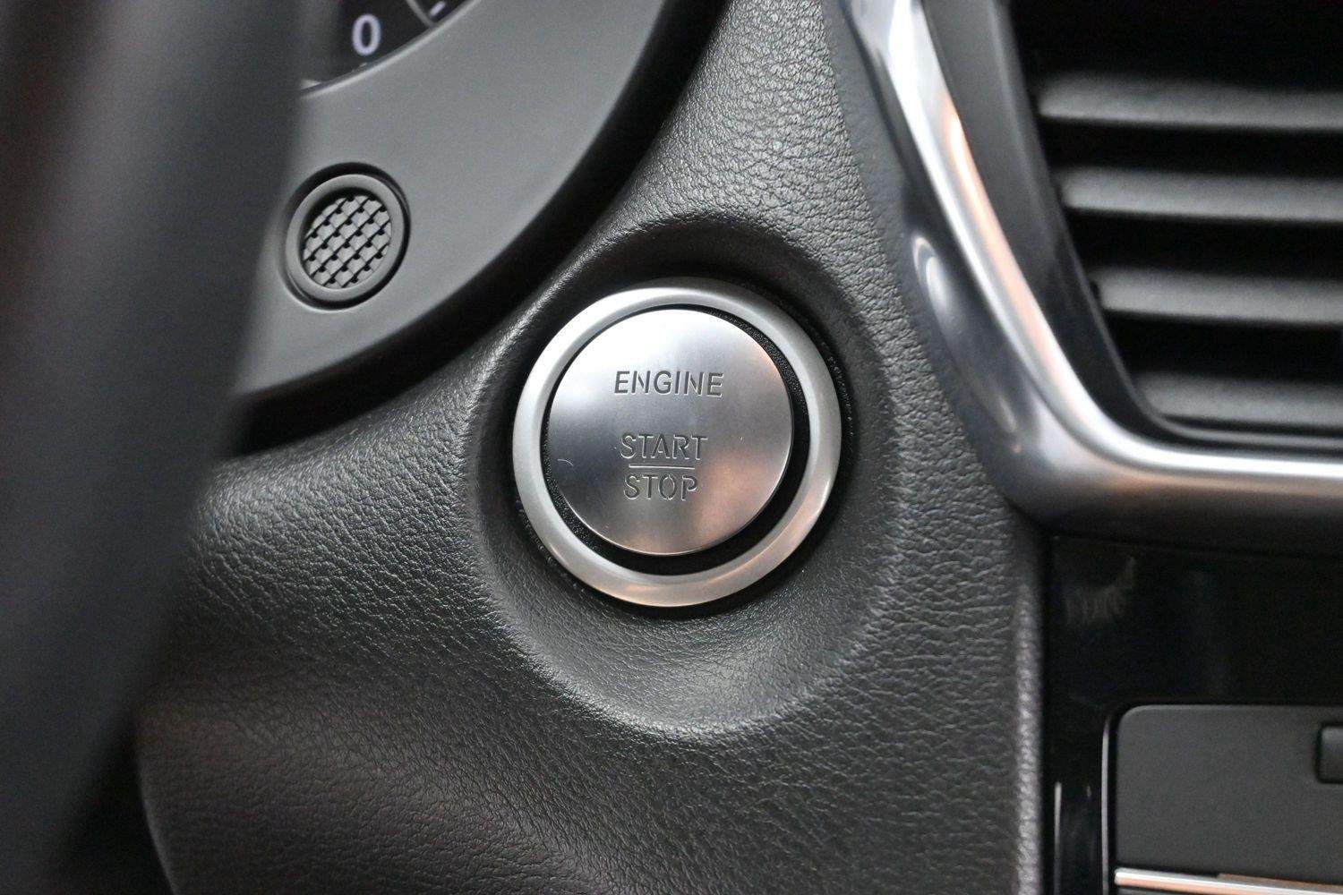 Used 2018 INFINITI QX30 FWD image 24