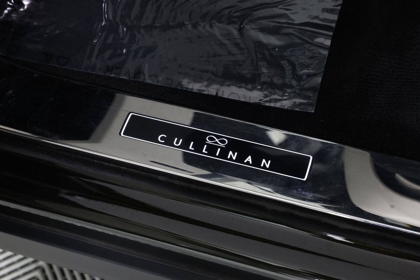 Certified 2023 Rolls-Royce Cullinan Black Badge w/ Driver's Package image 32