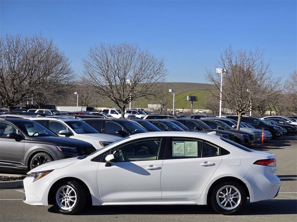Used 2022 Toyota Corolla LE image 3